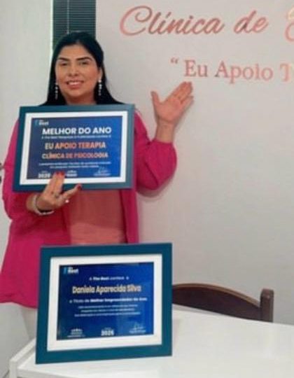 Daniela Aparecida da Silva na recepção da clínica, com os certificados recebidos