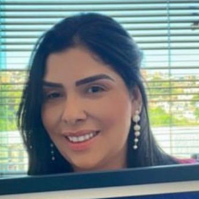 Daniela Aparecida da Silva, responsável pela clínica, com o certificado Melhor do Ano 2025