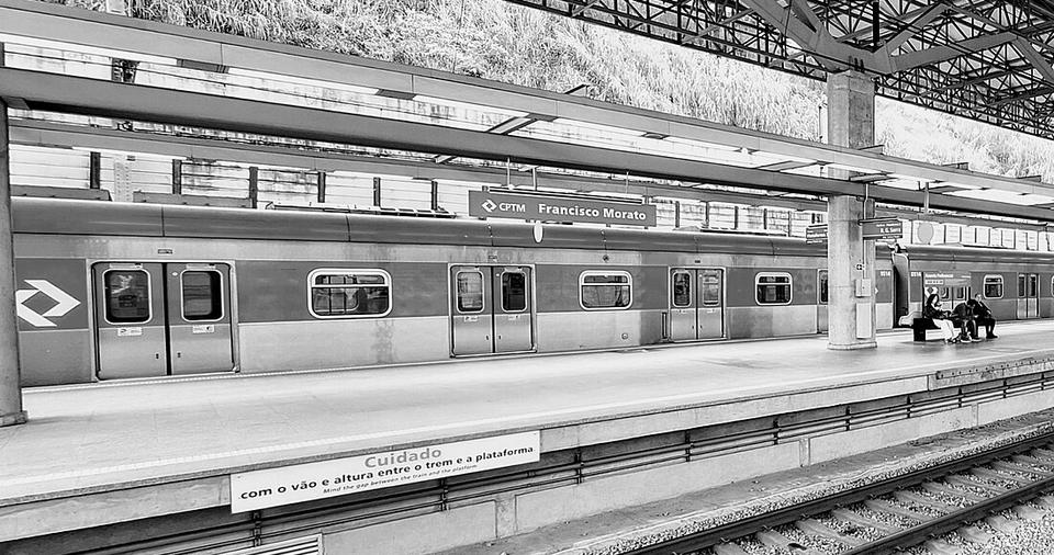 Plataforma da estação Francisco Morato da CPTM, com um trem parado